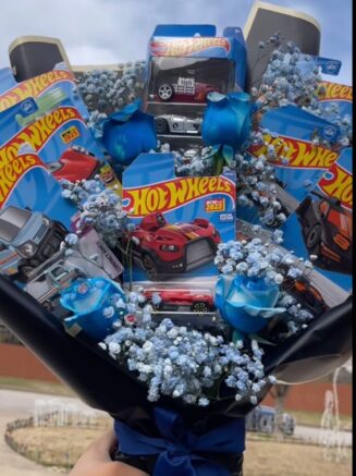 Ramo 8 hotwheels + 4 rosas